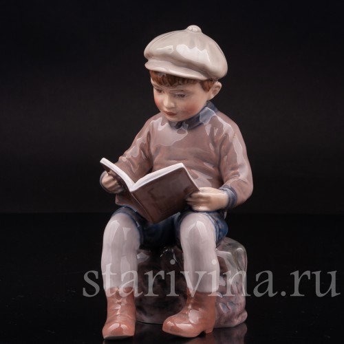 Фигурка из фарфора Мальчик, читающий книжку Dahl Jensen, Дания, 1920-80 гг.