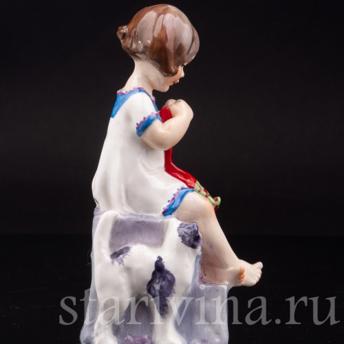 Фарфоровая фигурка Девочка с вязанием, Royal Worcester, Великобритания, 1959 год.