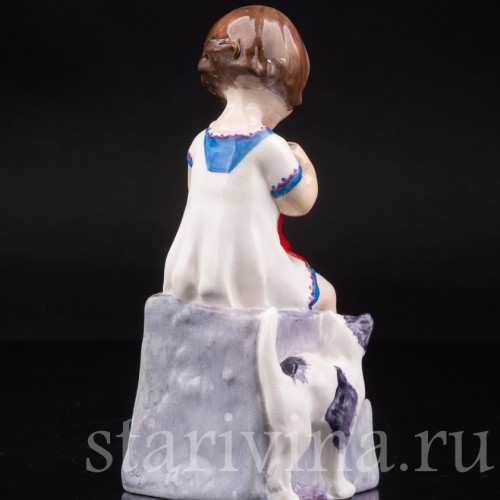 Фарфоровая фигурка Девочка с вязанием, Royal Worcester, Великобритания, 1959 год.