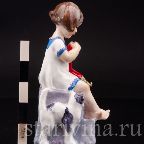 Фарфоровая фигурка Девочка с вязанием, Royal Worcester, Великобритания, 1959 год.