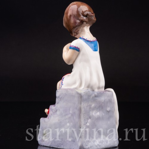 Фарфоровая фигурка Девочка с вязанием, Royal Worcester, Великобритания, 1959 год.