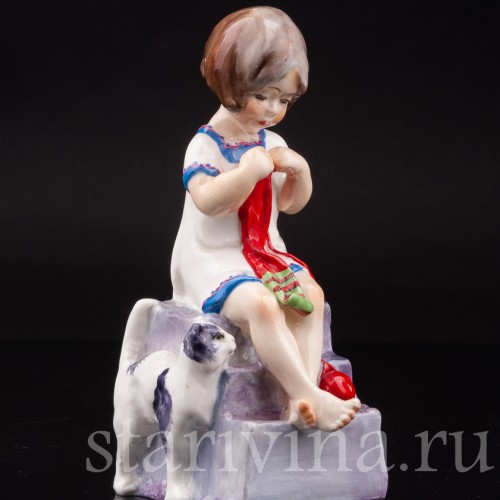 Фарфоровая фигурка Девочка с вязанием, Royal Worcester, Великобритания, 1959 год.