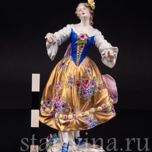 Фарфоровая статуэтка Танцующая девушка в золотом платье, Volkstedt, Германия, вт. пол. 20 в.