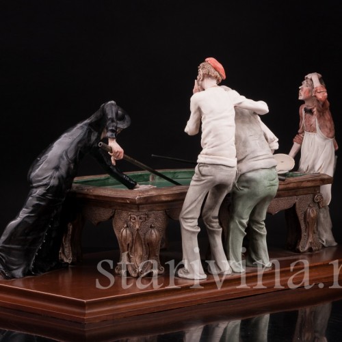 Фарфоровая композиция Неудачный удар, мужчины у бильярда, Италия, вт. пол. 20 в.