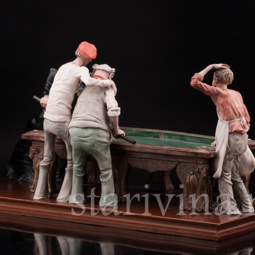 Фарфоровая композиция Неудачный удар, мужчины у бильярда, Италия, вт. пол. 20 в.