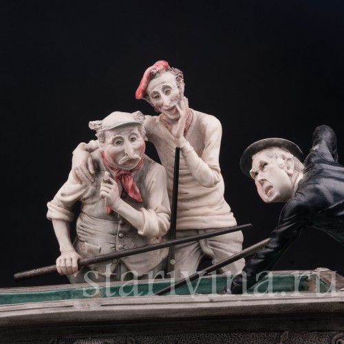 Фарфоровая композиция Неудачный удар, мужчины у бильярда, Италия, вт. пол. 20 в.