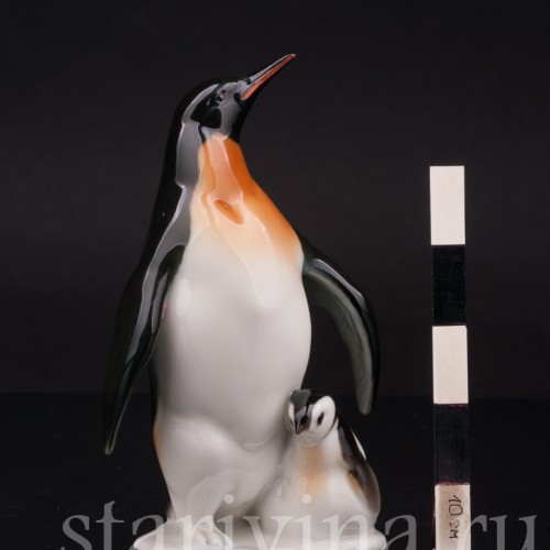 Статуэтка птиц из фарфора Пингвин с пингвинёнком, Hutschenreuther, Германия, 1970 гг.