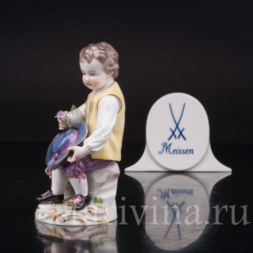 Фигурка из фарфора Мальчик со шляпой Meissen, Германия, 1924-34 гг.