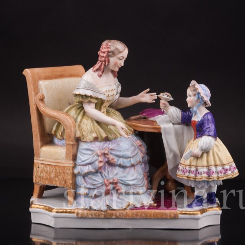 Фарфоровая статуэтка Мамины именины, Dressel, Kister & Co, Германия, перв. пол. 20 в.