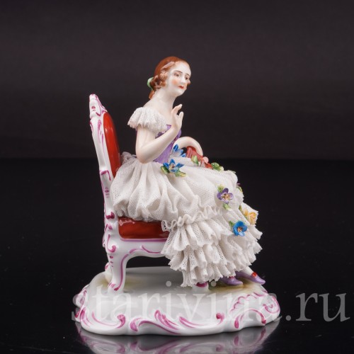 Фарфоровая статуэтка Девушка на стуле, кружевная, Muller & Co, Германия, пер. пол. 20 века.