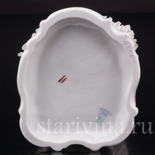 Фарфоровая статуэтка Девушка на стуле, кружевная, Muller & Co, Германия, пер. пол. 20 века.