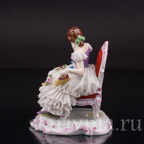 Фарфоровая статуэтка Девушка на стуле, кружевная, Muller & Co, Германия, пер. пол. 20 века.