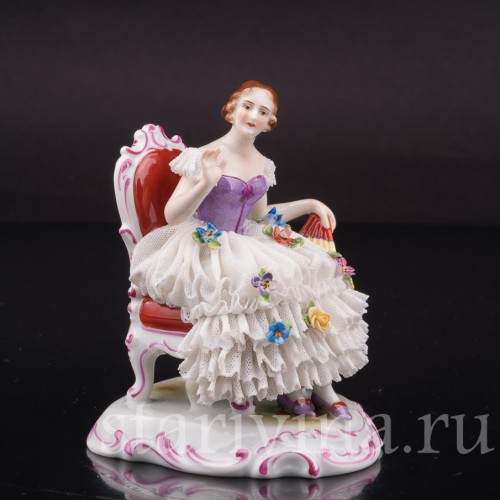 Фарфоровая статуэтка Девушка на стуле, кружевная, Muller & Co, Германия, пер. пол. 20 века.