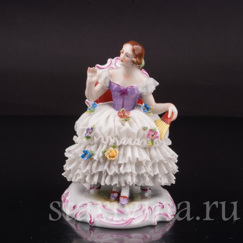 Фарфоровая статуэтка Девушка на стуле, кружевная, Muller & Co, Германия, пер. пол. 20 века.