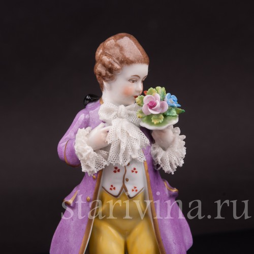 Фигурка из фарфора Кавалер с букетом, кружевная Muller & Co, Германия, пер. пол. 20 в.