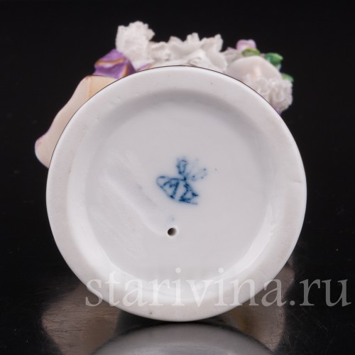 Фигурка из фарфора Кавалер с букетом, кружевная Muller & Co, Германия, пер. пол. 20 в.