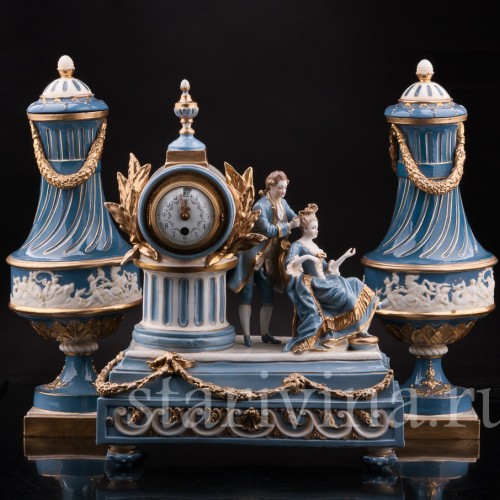 Фарфоровые Голубые часы с романтической парой и двумя вазонами с крышками, Дрезден, Германия, нач. 20 века.