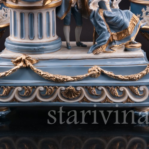 Фарфоровые Голубые часы с романтической парой и двумя вазонами с крышками, Дрезден, Германия, нач. 20 века.