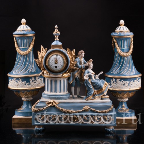 Фарфоровые Голубые часы с романтической парой и двумя вазонами с крышками, Дрезден, Германия, нач. 20 века.