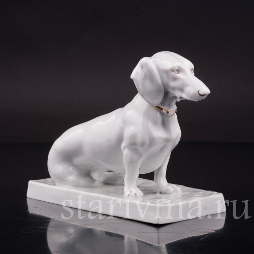 Фарфоровая фигурка собаки Сидящая такса на прямоугольном постаменте, Fraureuth, Германия, 1928-35 гг.