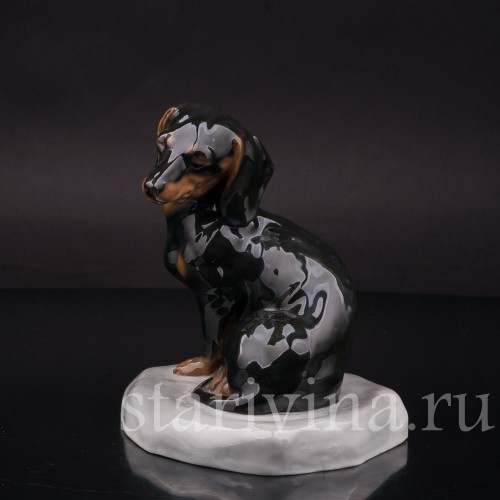 Фигурка собаки из фарфора Задремавшая такса, Heubach, Германия, нач. 20 века.