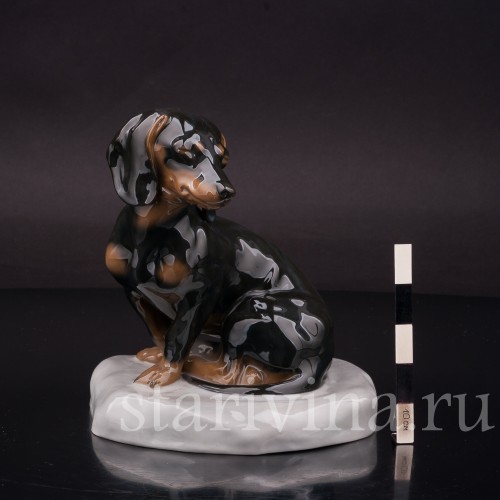 Фигурка собаки из фарфора Задремавшая такса, Heubach, Германия, нач. 20 века.