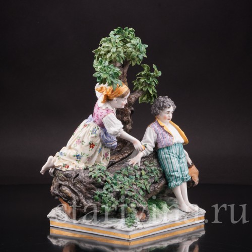 Композиция из фарфора Дети под деревом, Dressel, Kister & Co, Германия, нач. 20 в.
