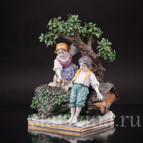 Композиция из фарфора Дети под деревом, Dressel, Kister & Co, Германия, нач. 20 в.