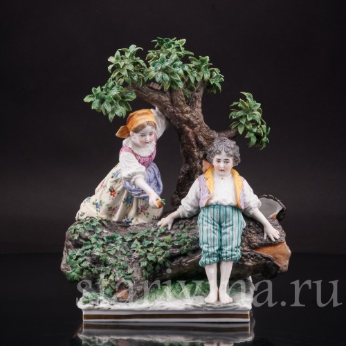Композиция из фарфора Дети под деревом, Dressel, Kister & Co, Германия, нач. 20 в.