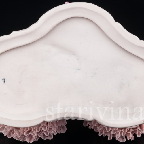 Статуэтка из фарфора Три балерины с книгой на скамейке, кружевная, Volkstedt, Германия, сер. 20 в.