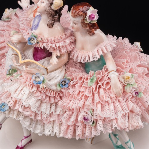 Статуэтка из фарфора Три балерины с книгой на скамейке, кружевная, Volkstedt, Германия, сер. 20 в.