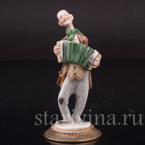 Фигурка из фарфора Мужчина, играющий на гармошке, миниатюра, Giuseppe Cappe, Италия, вт. пол. 20 в.