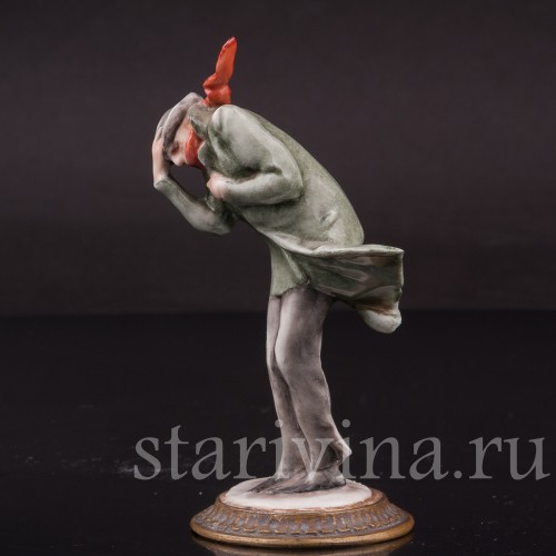 Фигурка из фарфора Мужчина, укрывающийся от ветра, миниатюра, Giuseppe Cappe, Италия, вт. пол. 20 в.