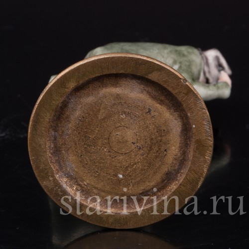 Фигурка из фарфора Мужчина, укрывающийся от ветра, миниатюра, Giuseppe Cappe, Италия, вт. пол. 20 в.