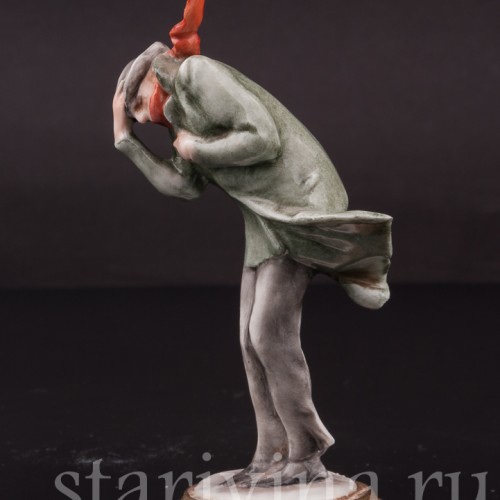 Фигурка из фарфора Мужчина, укрывающийся от ветра, миниатюра, Giuseppe Cappe, Италия, вт. пол. 20 в.