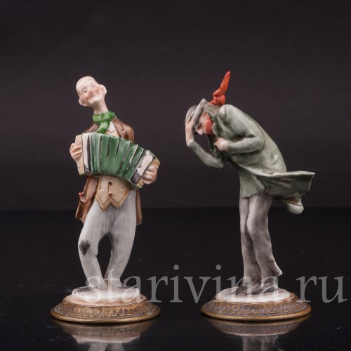 Фигурка из фарфора Мужчина, укрывающийся от ветра, миниатюра, Giuseppe Cappe, Италия, вт. пол. 20 в.