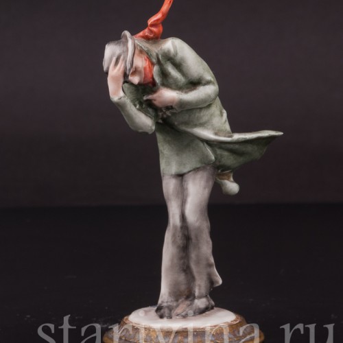 Фигурка из фарфора Мужчина, укрывающийся от ветра, миниатюра, Giuseppe Cappe, Италия, вт. пол. 20 в.