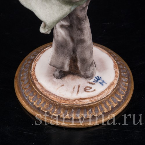 Фигурка из фарфора Мужчина, укрывающийся от ветра, миниатюра, Giuseppe Cappe, Италия, вт. пол. 20 в.