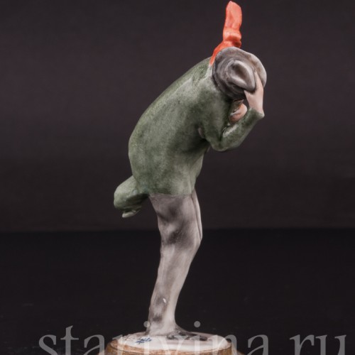 Фигурка из фарфора Мужчина, укрывающийся от ветра, миниатюра, Giuseppe Cappe, Италия, вт. пол. 20 в.