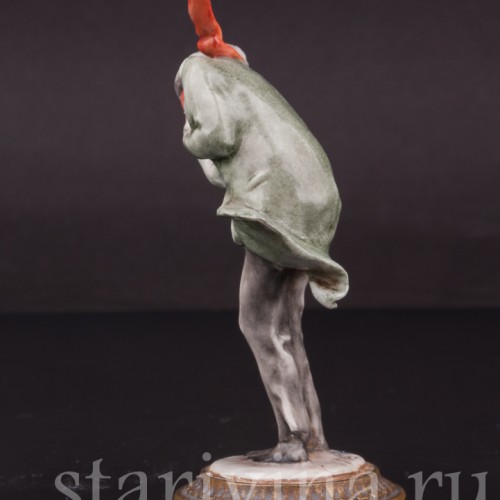 Фигурка из фарфора Мужчина, укрывающийся от ветра, миниатюра, Giuseppe Cappe, Италия, вт. пол. 20 в.