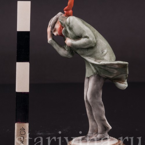 Фигурка из фарфора Мужчина, укрывающийся от ветра, миниатюра, Giuseppe Cappe, Италия, вт. пол. 20 в.