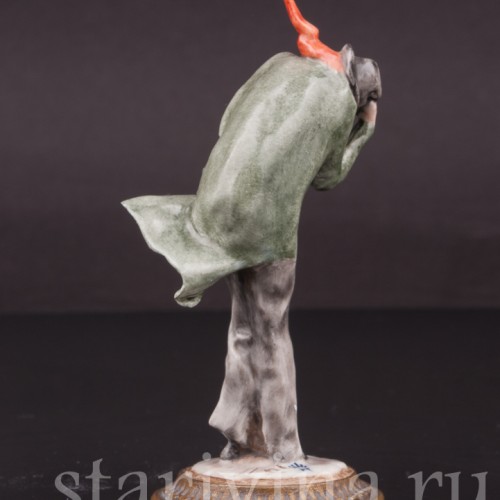 Фигурка из фарфора Мужчина, укрывающийся от ветра, миниатюра, Giuseppe Cappe, Италия, вт. пол. 20 в.