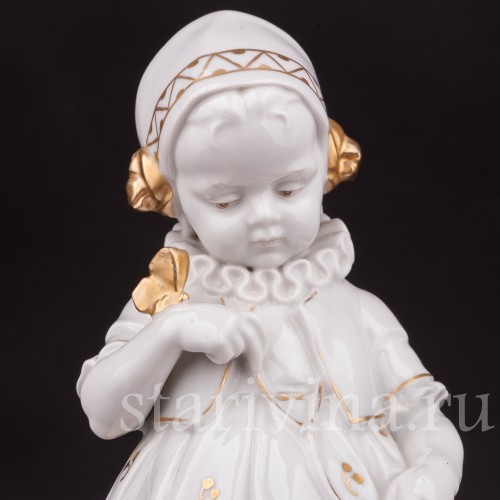 Фигурка из фарфора Девочка с бабочкой, Hertwig & Co, Германия, 1920-30 гг.