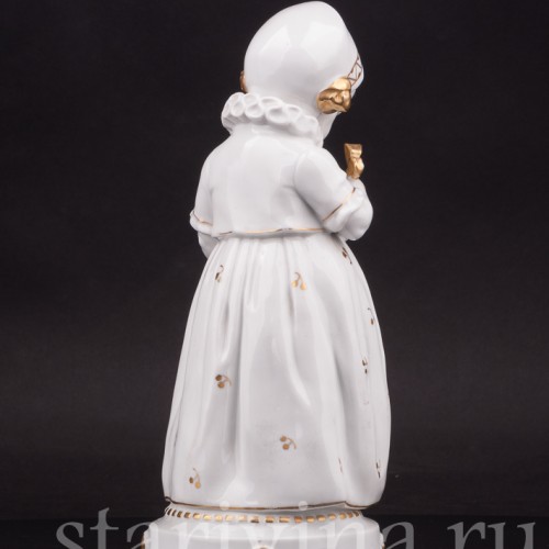 Фигурка из фарфора Девочка с бабочкой, Hertwig & Co, Германия, 1920-30 гг.