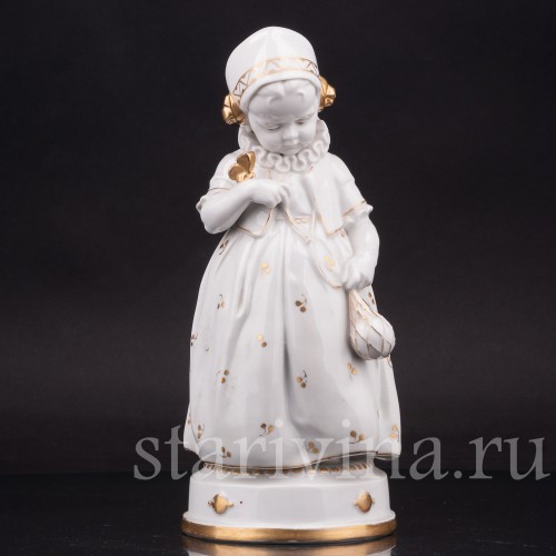 Фигурка из фарфора Девочка с бабочкой, Hertwig & Co, Германия, 1920-30 гг.