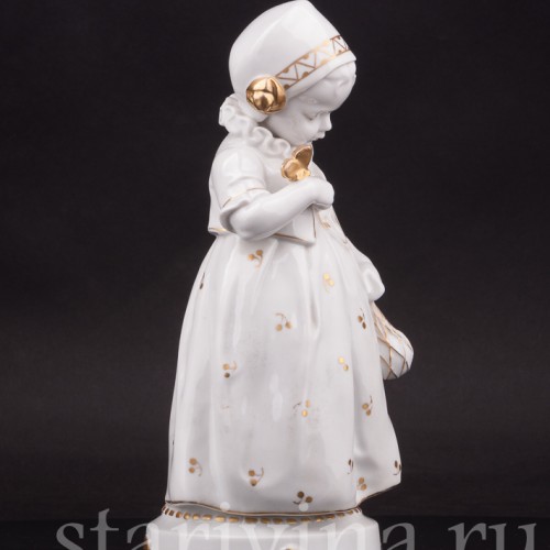 Фигурка из фарфора Девочка с бабочкой, Hertwig & Co, Германия, 1920-30 гг.