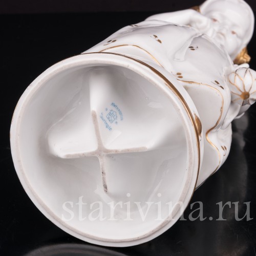 Фигурка из фарфора Девочка с бабочкой, Hertwig & Co, Германия, 1920-30 гг.