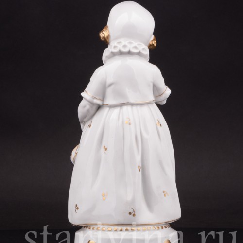 Фигурка из фарфора Девочка с бабочкой, Hertwig & Co, Германия, 1920-30 гг.