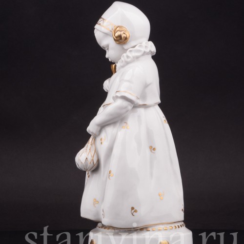 Фигурка из фарфора Девочка с бабочкой, Hertwig & Co, Германия, 1920-30 гг.