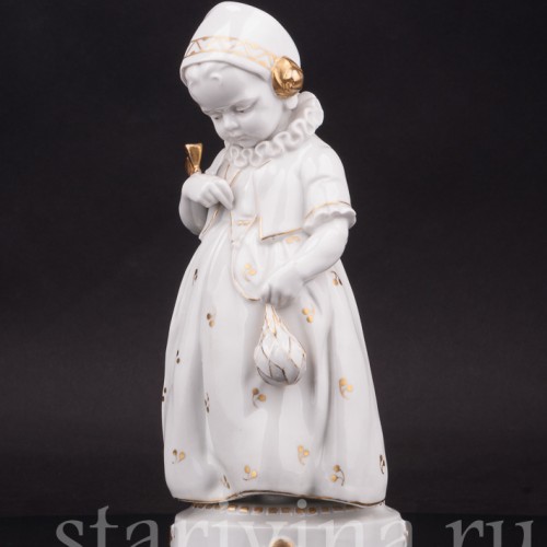 Фигурка из фарфора Девочка с бабочкой, Hertwig & Co, Германия, 1920-30 гг.